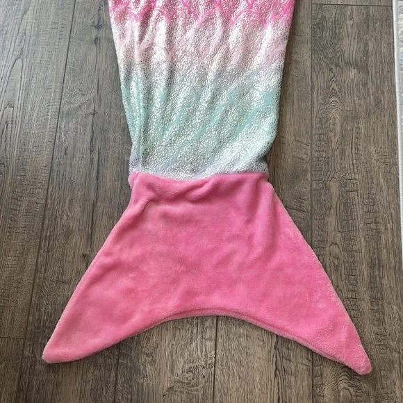 Mermaid tail plush wearable blanket - Picture 4 of 8